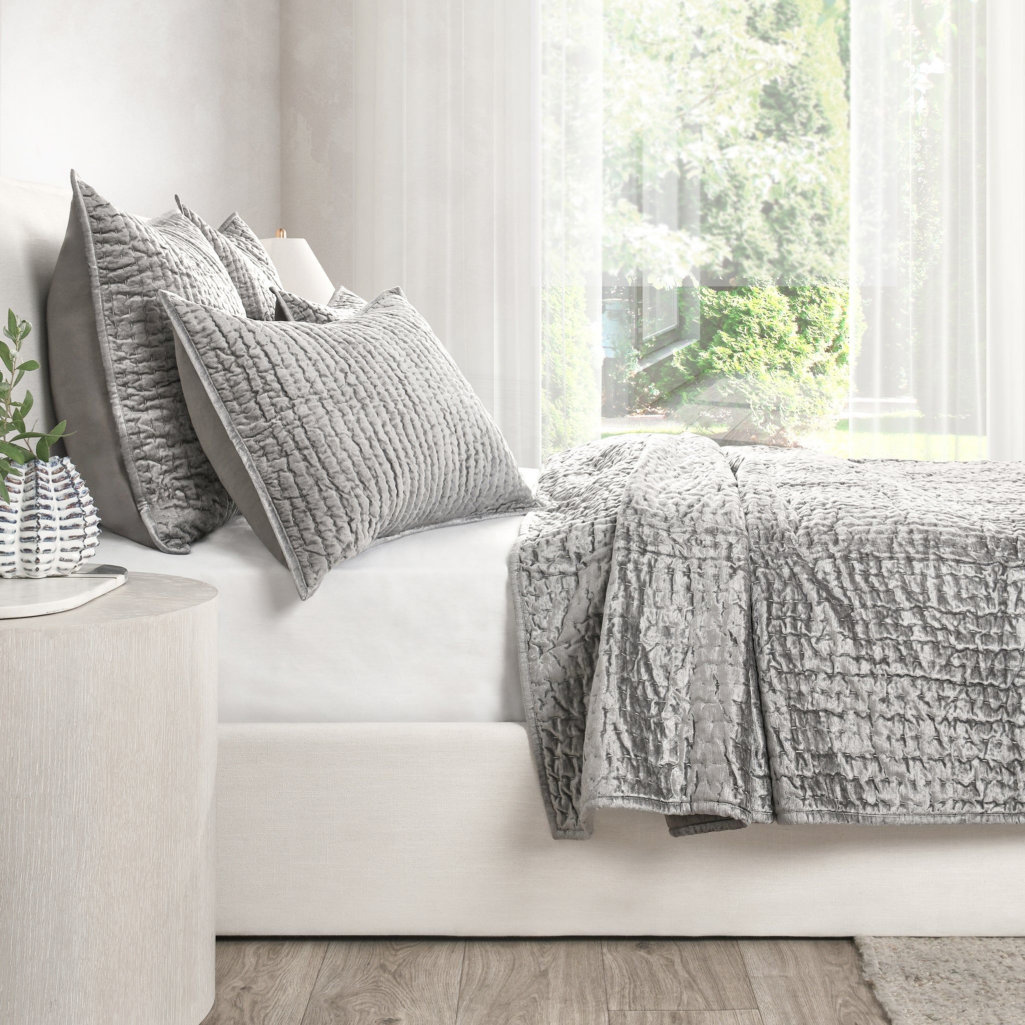 Bari - Velvet Quilt - Gray