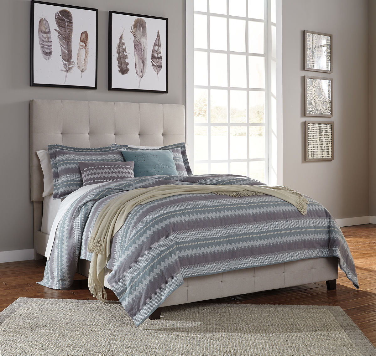 Culverbach - 5 Pc. - Dresser, Mirror, Queen Upholstered Bed, 2 Nightstands - Gray