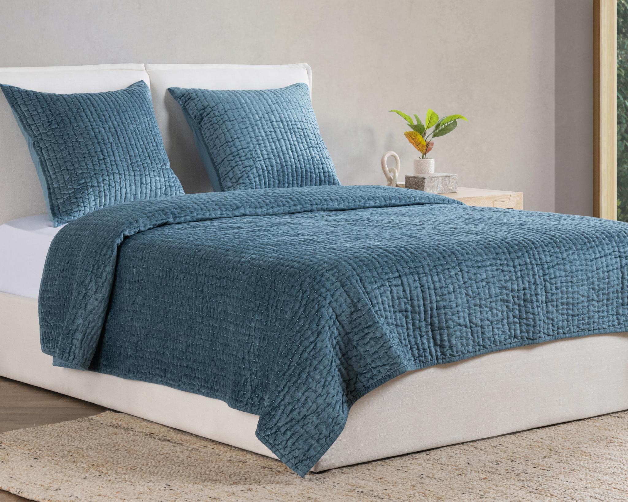 Bari - Velvet Quilt Set